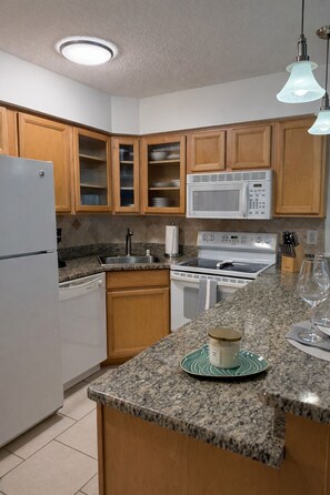Private kitchen - Beachside condo, golf view, walk to private beach (Fort Pierce)