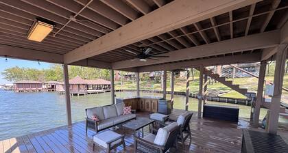 Peaceful 3 bedroom, 2.5‑bath lakefront home on beautiful Lake Bob Sandlin, TX