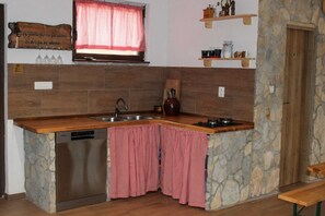 Fridge, oven, stovetop, dishwasher - Relax in Velebit nature with jacuzzi and traditional charm (Gospić)