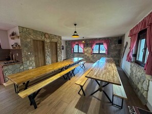 Dining - Relax in Velebit nature with jacuzzi and traditional charm (Gospić)