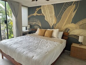 Room - Luxury condo, side ocean view walk to town (Kailua-Kona)