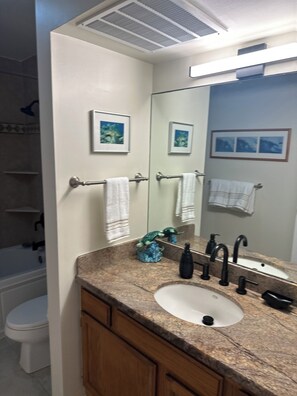 Bathroom - Luxury condo, side ocean view walk to town (Kailua-Kona)