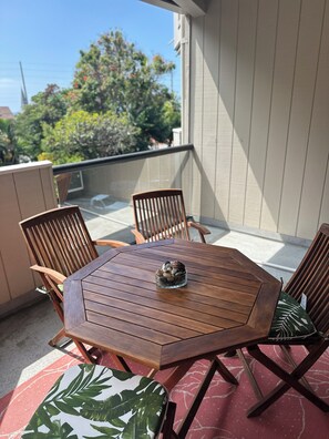 Outdoor dining - Luxury condo, side ocean view walk to town (Kailua-Kona)