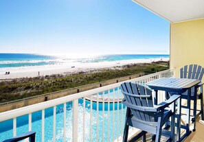 Outdoor dining - NEW  Waters Edge 310 • Beautiful Beach Condo, Premium Views, Covered Pkg, Free Beach Service (Fort Walton Beach)