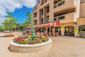 Outdoor dining - Cozy Inverness Villa, Perfect Family Getaway, Golf Views (Hilton Head Island)