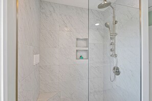 Shower, hair dryer, towels - Cozy Inverness Villa, Perfect Family Getaway, Golf Views (Hilton Head Island)