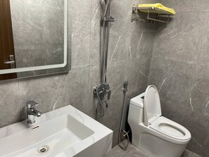 Chuveiro, banheira de hidromassagem, secador de cabelo, bidê