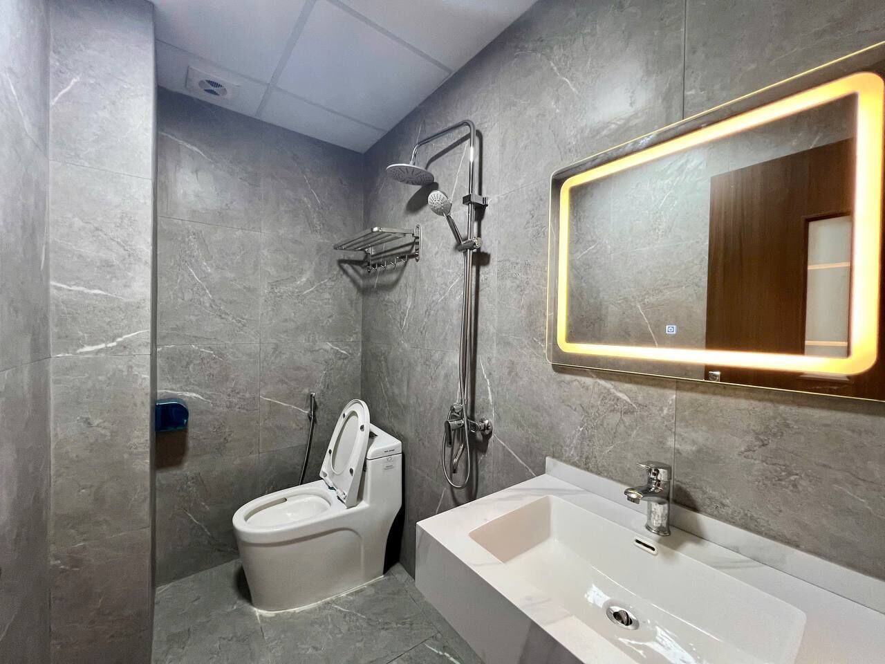 Douche, baignoire à jets, sèche-cheveux, bidet