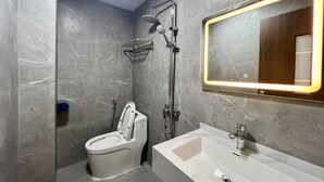 Ein modernes Badezimmer mit Toilette, Dusche und Waschbecken.