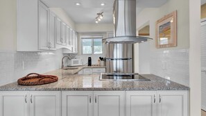 Apartment (1 Bedroom) | Interior - 5B Mariners Walk by Avantstay Shared Pool Minutes to Waterfront Dining + Shops (Isle of Palms)