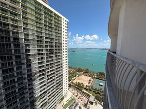A high-rise building with multiple balconies overlooking a marina with boats. - Modern 28th Floor @Miami - New Furnishings+Parking (Miami)