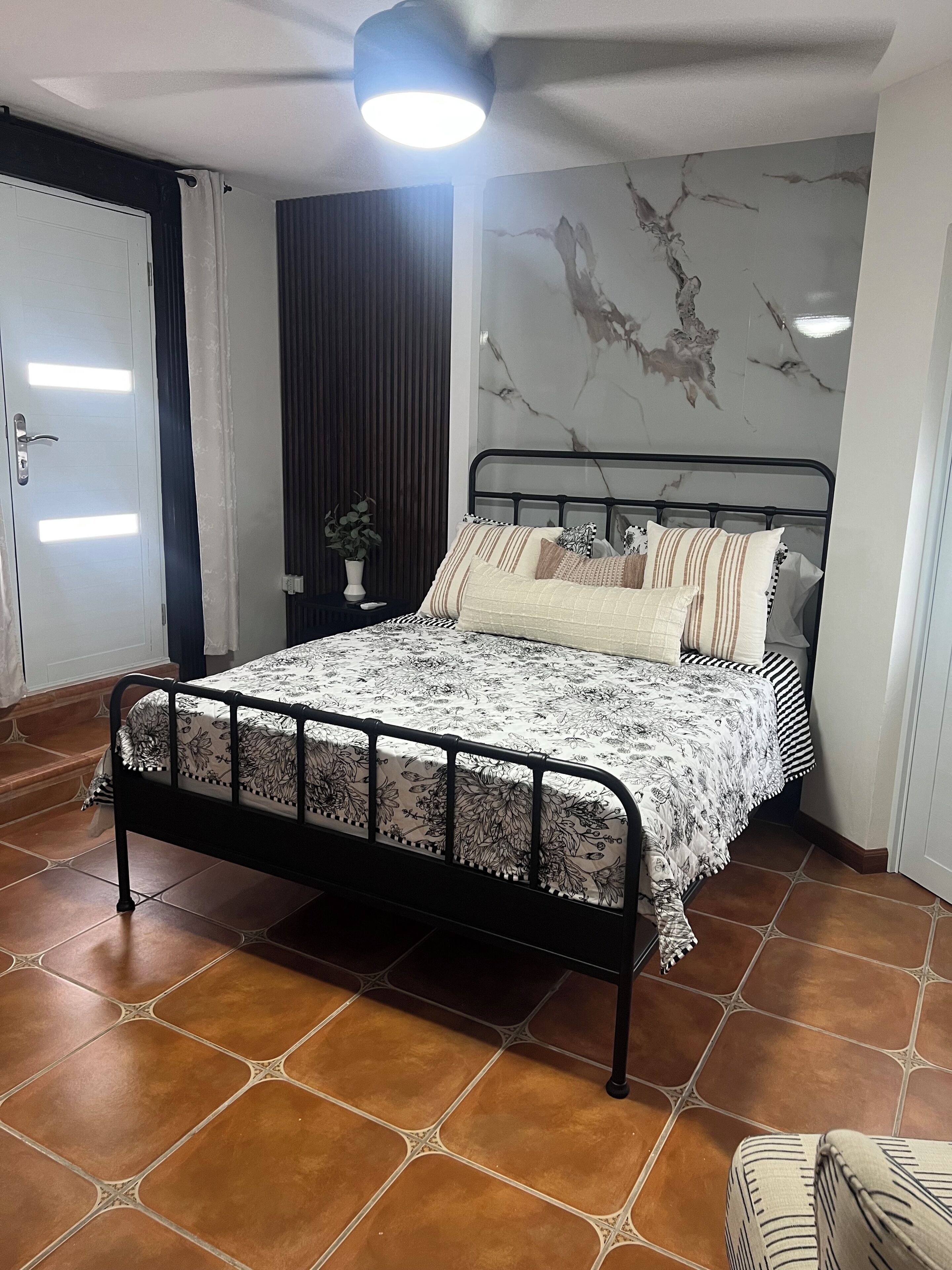 1 habitación, tabla de planchar con plancha, internet y ropa de cama 