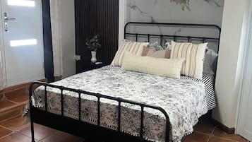 1 habitación, tabla de planchar con plancha, internet y ropa de cama