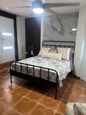 1 slaapkamer, een strijkplank/strijkijzer, internet, beddengoed