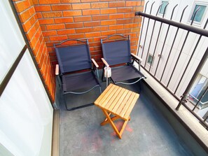 A balcony with two foldable chairs and a small wooden table. - 1 minute walk from the station | Many supermarkets and restaurants | Atmospheric downtown area | Easy access to Shibuya/Kamata, etc. (Yaguchi Ota-ku)