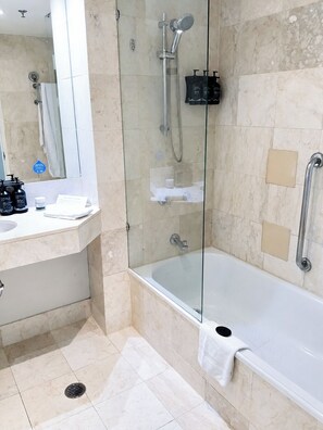 Bathroom - Cozy 2 Double-bed Room | 2-minute to Surfers Beach (Surfers Paradise)