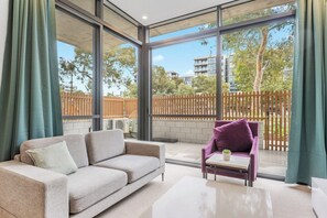 TV - Charming 2BR Apartment | Walk to Tram | Parking (Dickson)