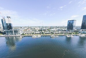 Eine Marina mit Booten, modernen Gebäuden und blauem Himmel.