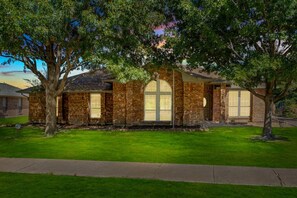 Exterior - Creekside 4BR 2B Home with Beautiful Pool & Garde (Garland)