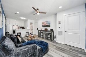 Living area - Arbor Flats 7 Heart of HTX - 2 km from FIFA Fest (Houston)