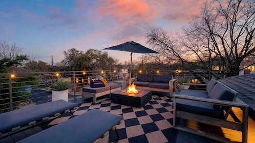 Bluebonnet Lane by Avantstay Near Lady Bird Lake + Downtown Patio + Firepit Designer Zilker Home