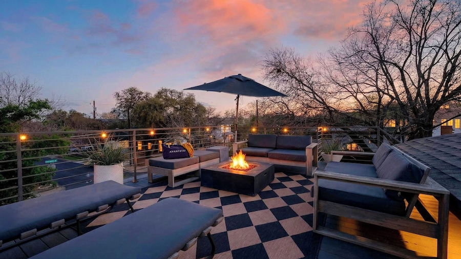 Bluebonnet Lane by Avantstay Near Lady Bird Lake + Downtown Patio + Firepit Designer Zilker Home