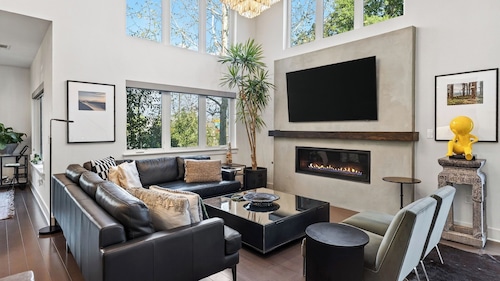 Bluebonnet Lane by Avantstay Near Lady Bird Lake + Downtown Patio + Firepit Designer Zilker Home