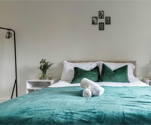 WiFi, bed sheets - Stylish 1-Bed Apartment in Croydon | Easy Access to Central London (South Croydon)