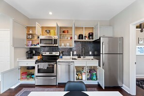 Private kitchen - Beltline Cottage • Walk to Ponce City Market • World Cup Home Base (Atlanta)
