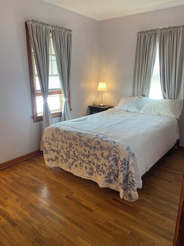 Renovated 2-bedroom house in Russell with AC and Hardwood Floors