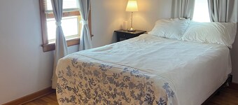 Renovated 2-bedroom house in Russell with AC and Hardwood Floors