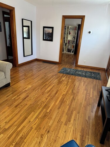 Renovated 2-bedroom house in Russell with AC and Hardwood Floors