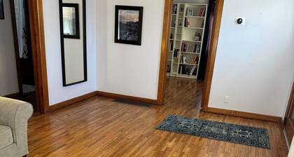 Renovated 2-bedroom house in Russell with AC and Hardwood Floors