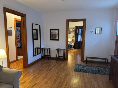 Writer’s Bungalow: Russell 2-bedroom house with AC and Hardwood Floors