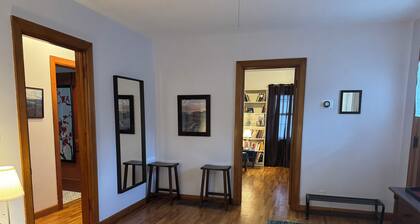 Writer’s Bungalow: Russell 2-bedroom house with AC and Hardwood Floors