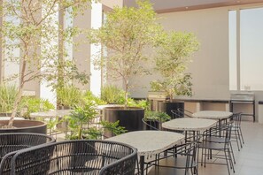 Outdoor dining - Mr W | Lafayette | 2BR Cozy Apt Great Location (Guadalajara)