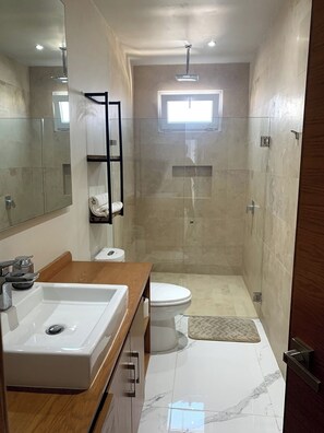 Bathroom - Mr W | 3BR Central Location Apartment (Guadalajara)