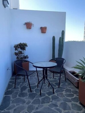 Outdoor dining - Mr W | 3BR Central Location Apartment (Guadalajara)
