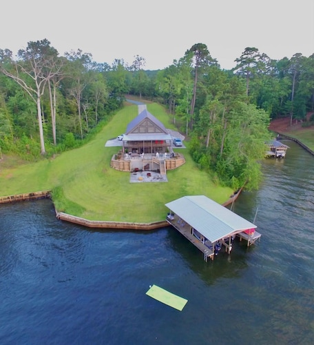 Stunning Lake Front Home on Toledo Bend - 4 Bed - 3 Bath