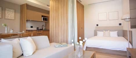 Tabla de planchar con plancha, wifi y ropa de cama