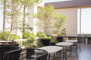 Outdoor dining - Mr. W | Charming Lafayette Apartment (Guadalajara)