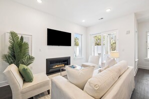 Smart TV y chimenea 