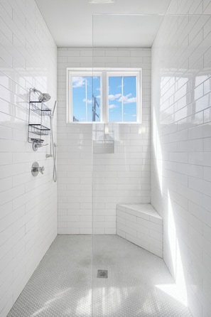 Dusche, Haartrockner, Handtücher
