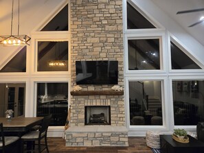 Interior - Cozy Ridge Retreat: A Spacious 6-bed waterfront house on beautiful Lake Mitchell (Rockford)