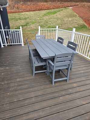 Outdoor dining - Cozy Ridge Retreat: A Spacious 6-bed waterfront house on beautiful Lake Mitchell (Rockford)