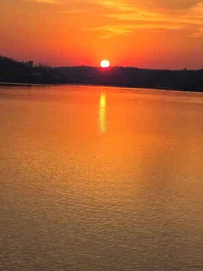 Miscellaneous - Cozy Ridge Retreat: A Spacious 6-bed waterfront house on beautiful Lake Mitchell (Rockford)