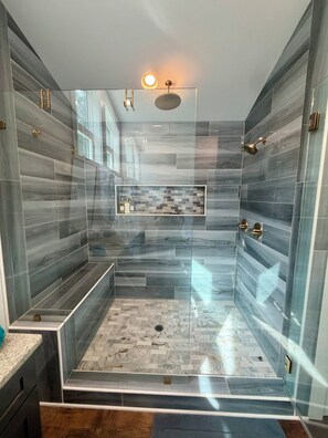 Douche, séchoir à cheveux, serviettes fournies, savon