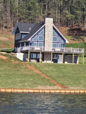 Exterior - Cozy Ridge Retreat: A Spacious 6-bed waterfront house on beautiful Lake Mitchell (Rockford)