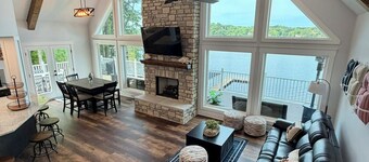 Cozy Ridge Retreat: A Spacious 6-bed waterfront house on beautiful Lake Mitchell