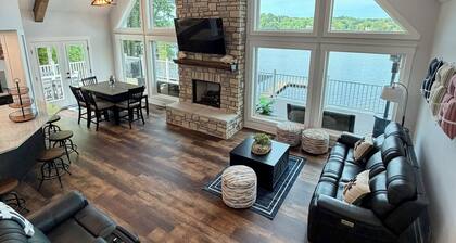 Cozy Ridge Retreat: A Spacious 6-bed waterfront house on beautiful Lake Mitchell